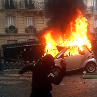 Paris'teki gösteride polisten tüfek çalındı