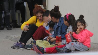 Çaresizliğin fotoğrafı! Elinde bir not kaldı...