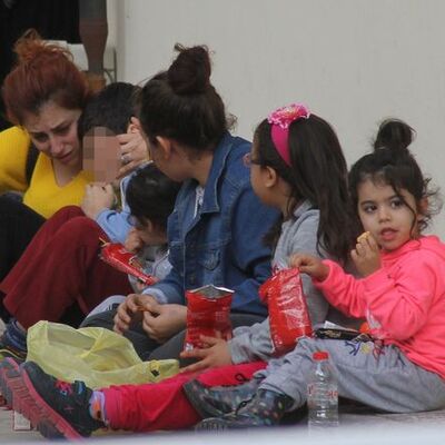 Çaresizliğin fotoğrafı! Elinde bir not kaldı...