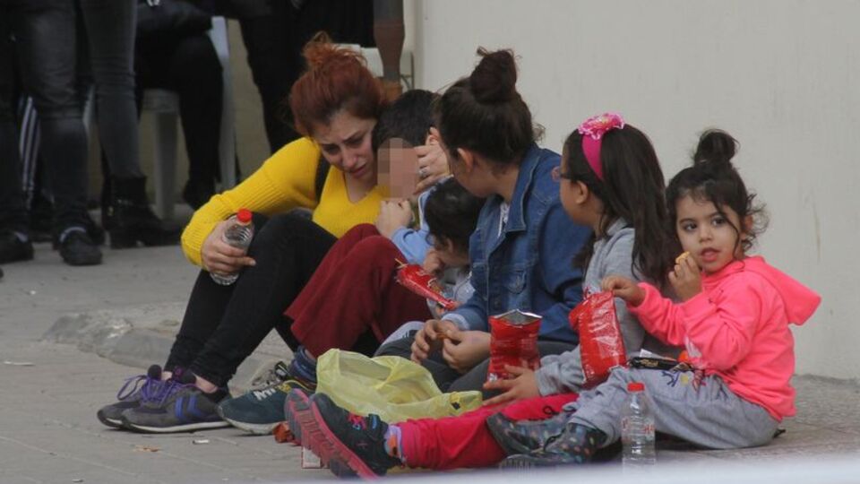 Çaresizliğin fotoğrafı! Elinde bir not kaldı...