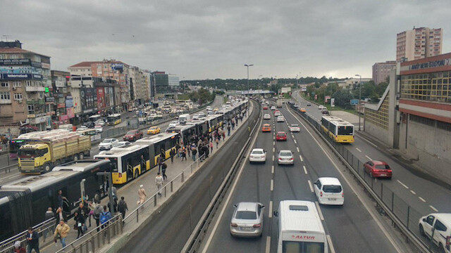Metrobüs seferleri durdu: Kuyruk Sefaköy'e kadar uzandı