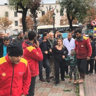 Çocuklu kadın kapkaççıyı vatandaşlar yakaladı!