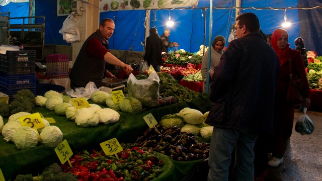 Bu pazarda "muz, portakal, limon" satmak yasak