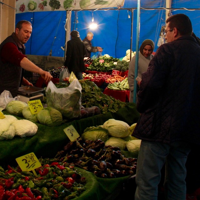 Bu pazarda "muz, portakal, limon" satmak yasak