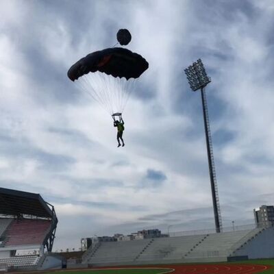 47 metrelik aydınlatma direğinden kendini bıraktı! İnanılmaz atlayış!