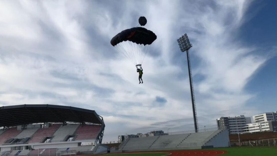 47 metrelik aydınlatma direğinden kendini bıraktı! İnanılmaz atlayış!