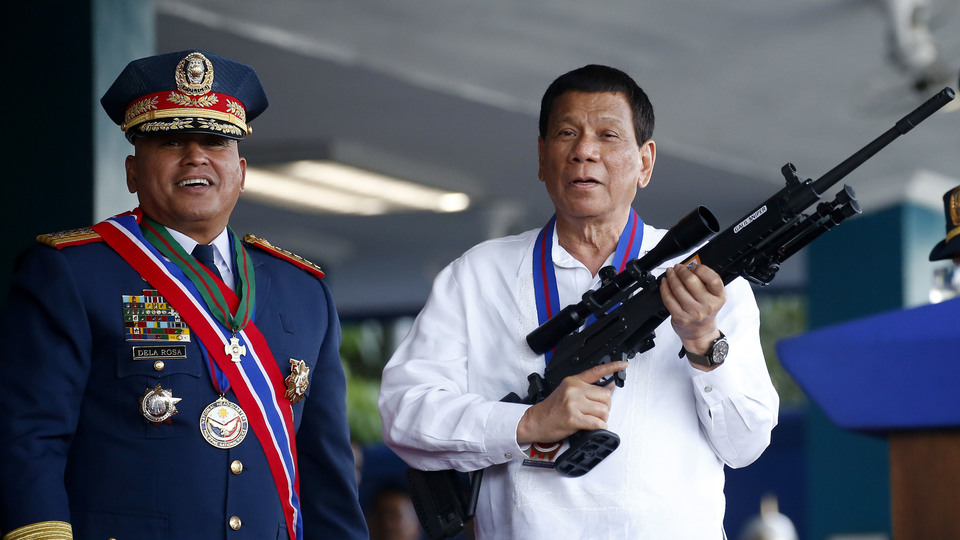 Uyuşturucuya savaş açan Duterte: Marihuana kullanıyorum!
