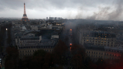 Paris'teki şiddetli çatışmalar polis kamerasında!