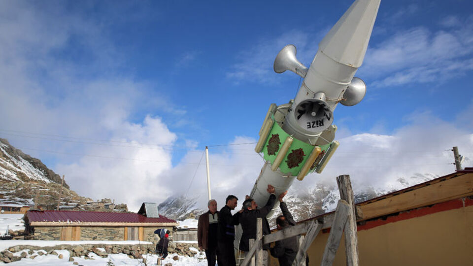 Başka seçenekleri yok! Minareyi yine yatırdılar!