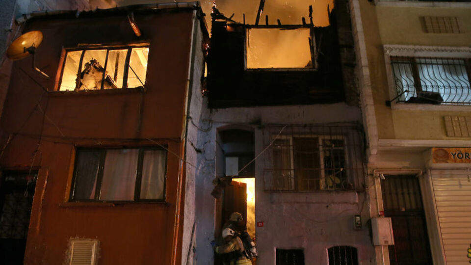 Beyoğlu'nda evler alev alev yandı