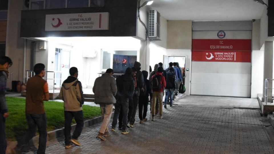 Edirne'de 3 kaçak donarak öldü