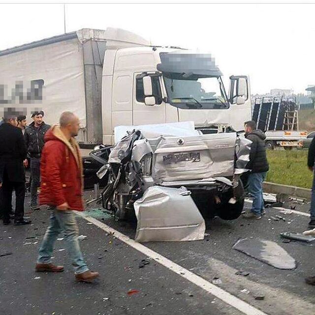 TIR, kırmızı ışıkta bekleyen araçları biçti! Yaralılar var