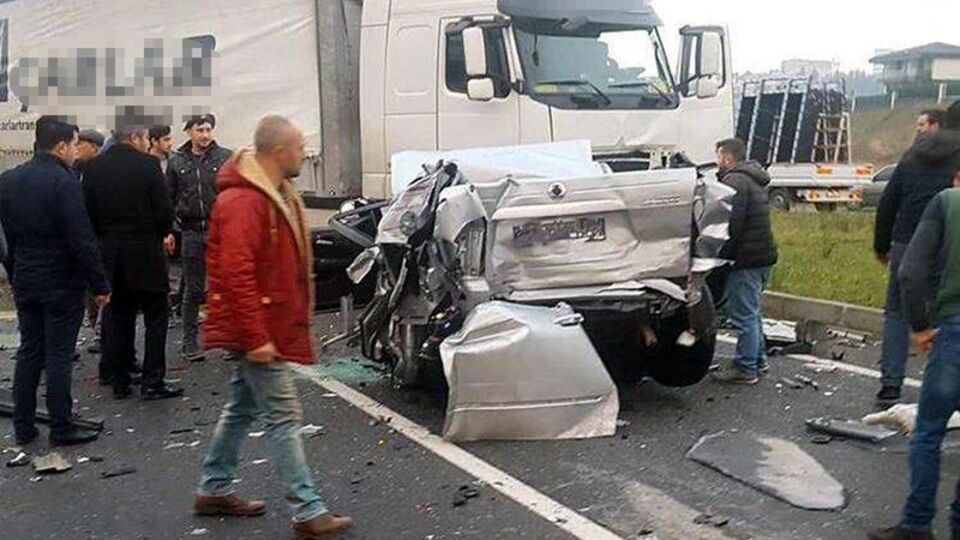 TIR, kırmızı ışıkta bekleyen araçları biçti! Yaralılar var