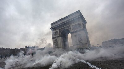 Fransa'daki protestolar: Hükümet 'yakıt vergisi zammını askıya aldı'