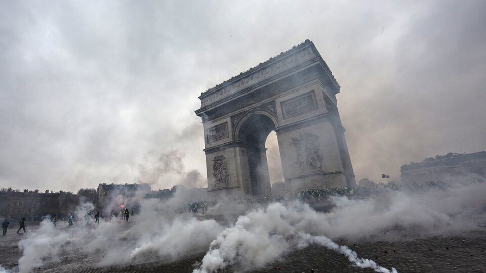 Fransa'daki protestolar: Hükümet 'yakıt vergisi zammını askıya aldı'
