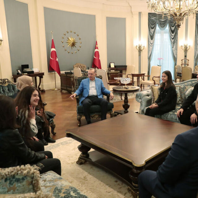 Erdoğan, çaya davet ettiği öğrencileri Külliye'de ağırladı