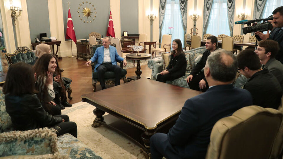 Erdoğan, çaya davet ettiği öğrencileri Külliye'de ağırladı