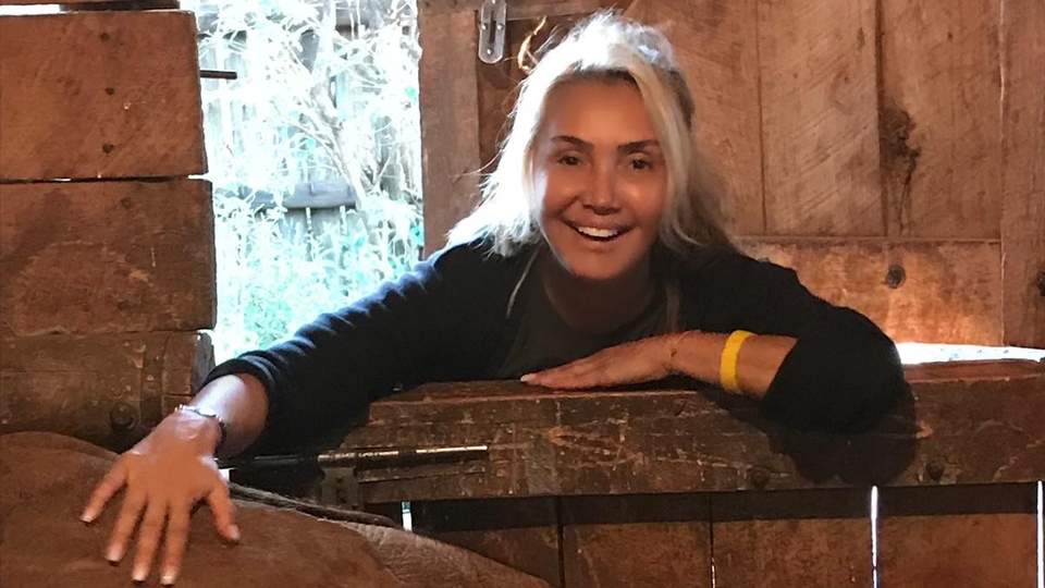 Ünlü şarkıcı Kenya'da bir fili evlat edindi