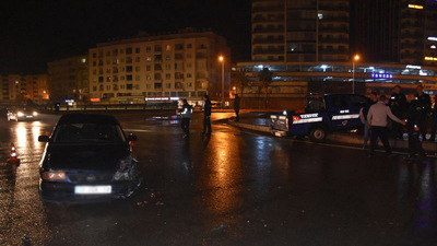 Otomobil zabıta aracına çarptı: 2 yaralı