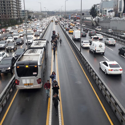 Metrobüs arızalandı! Vatandaşlar yürüdü