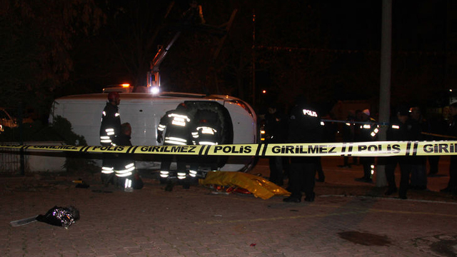 Otomobil polis aracına çarptı: 1 şehit, 4 yaralı
