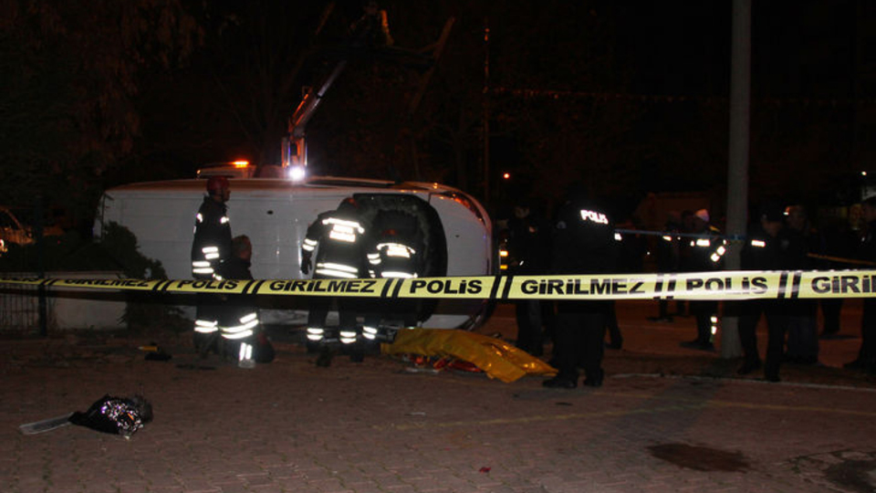 Otomobil polis aracına çarptı: 1 şehit, 4 yaralı