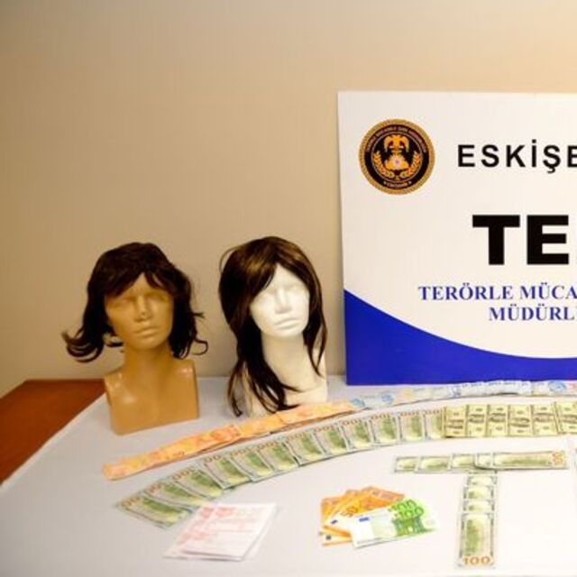 Yakalanmamak için peruk ve takma bıyıkla gezmişler