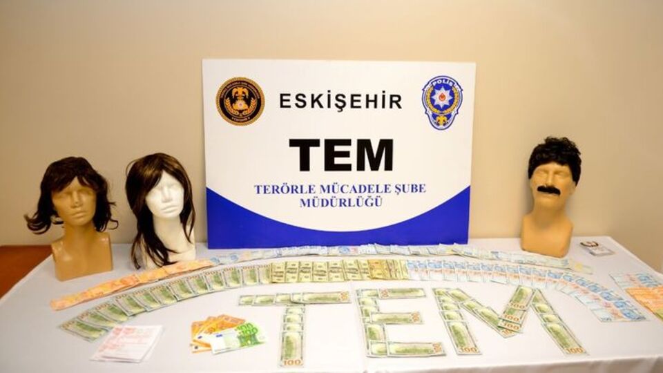 Yakalanmamak için peruk ve takma bıyıkla gezmişler