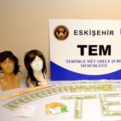 Takma bıyık ve perukla yakalandılar!