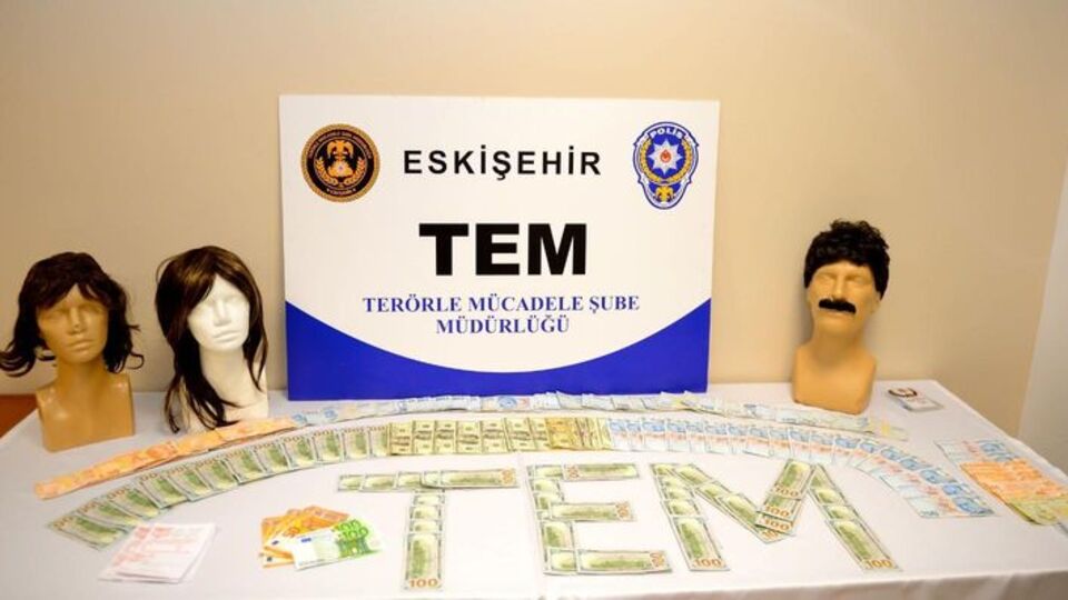 Takma bıyık ve perukla yakalandılar!