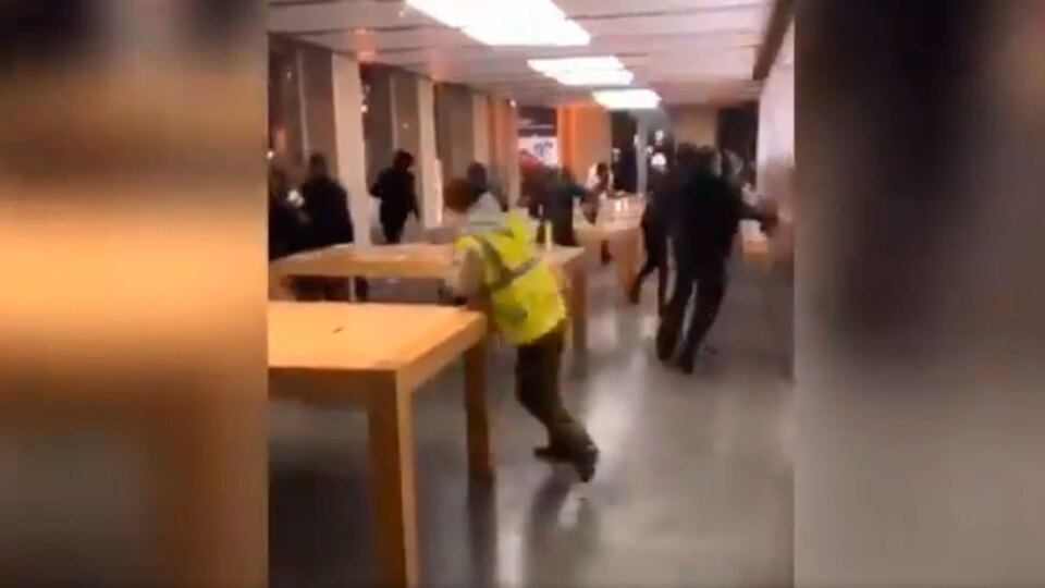 Fransa'da Apple mağazası yağmalandı!