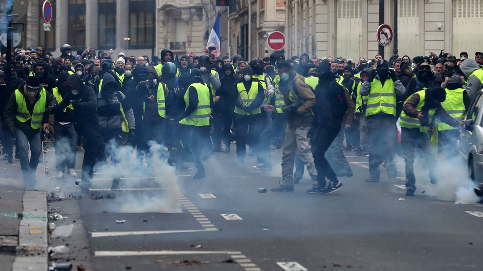 Fransız halkı hayal kırıklığını protesto ediyor