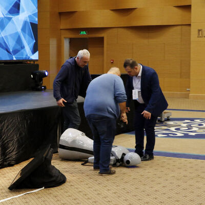 Müziğe kendini kaptırdı sahneden düştü! "Sağlık durumu iyi"