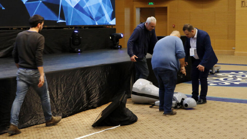 Müziğe kendini kaptırdı sahneden düştü! "Sağlık durumu iyi"