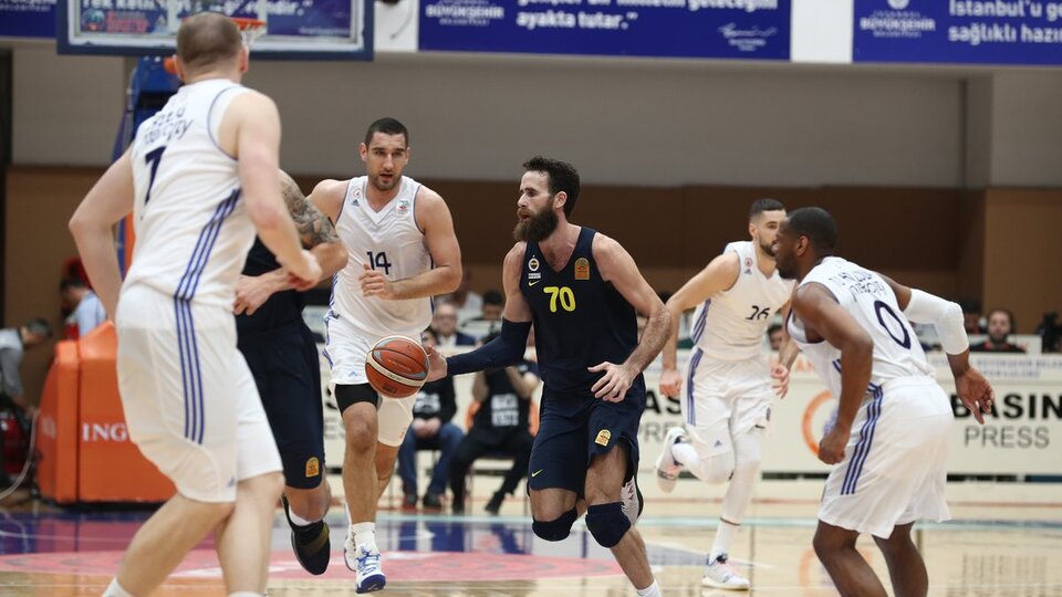 Fenerbahçe, deplasmanda İBB'yi geçti