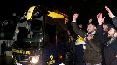 Taraftardan sert tepki! Fenerbahçe'ye protestolu karşılama