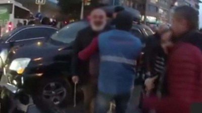 Motosikletliye coplu saldırı kameraya yansıdı