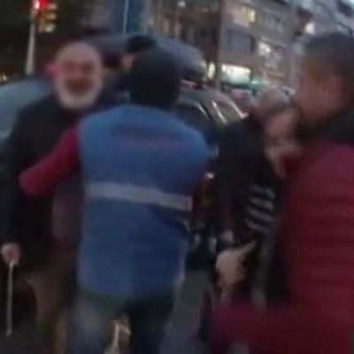 Motosikletliye coplu saldırı kameraya yansıdı