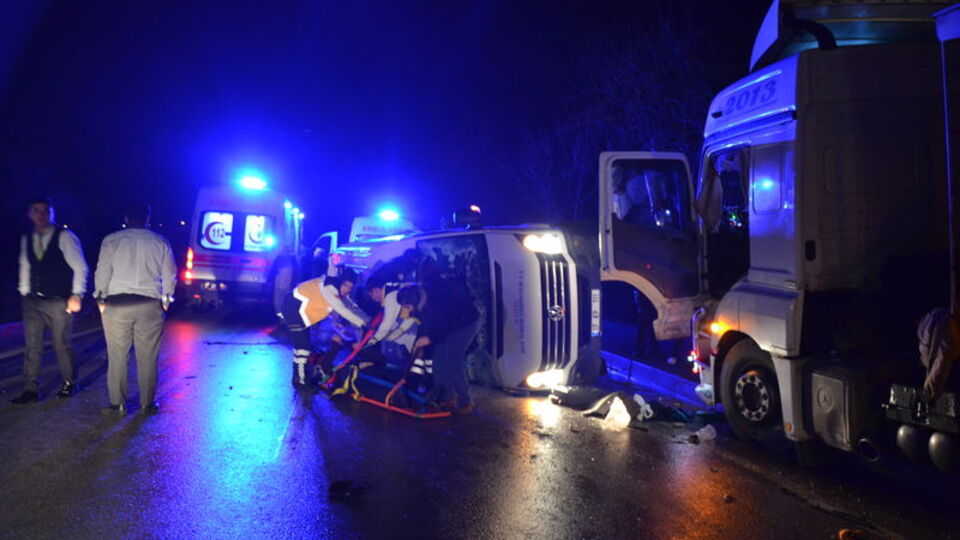 İşçileri taşıyan minibüs ile TIR çarpıştı: Ölü ve yaralılar var