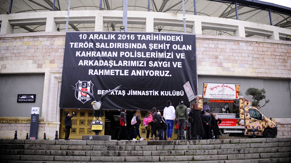 Beşiktaş şehitleri için anma töreni yapıldı