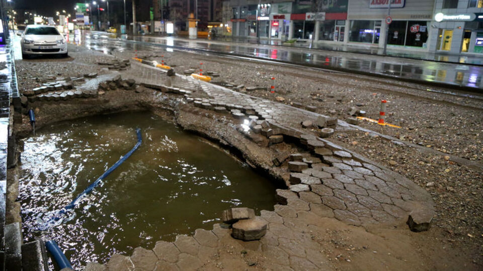 Sivas'ta su borusu patladı, iş yerlerini su bastı