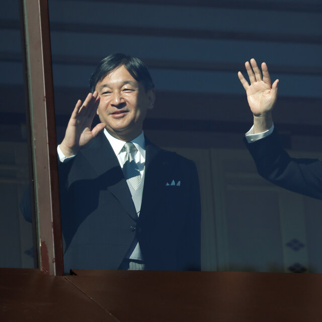 Yeni Japon imparatora 240 kişiden dava!