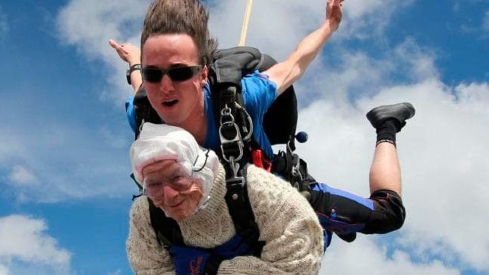 102 yaşında skydiving yaptı!