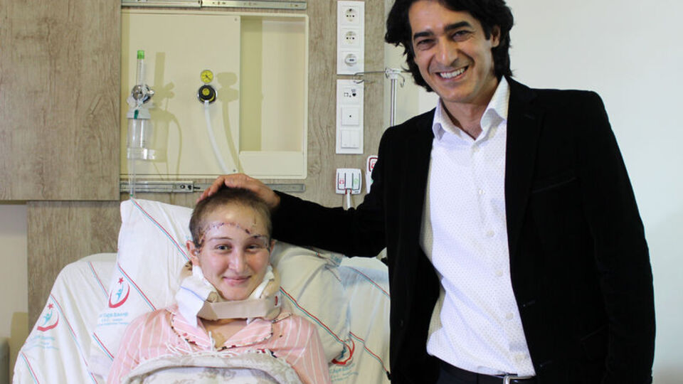 Kafa derisi tamamen koptu!