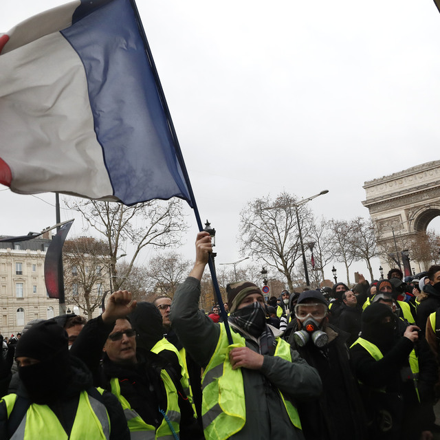 Macron geri adım attı, Sarı Yelekliler yine memnun olmadı!