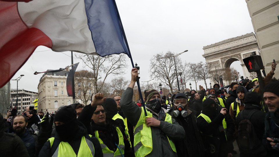 Macron geri adım attı, Sarı Yelekliler yine memnun olmadı!