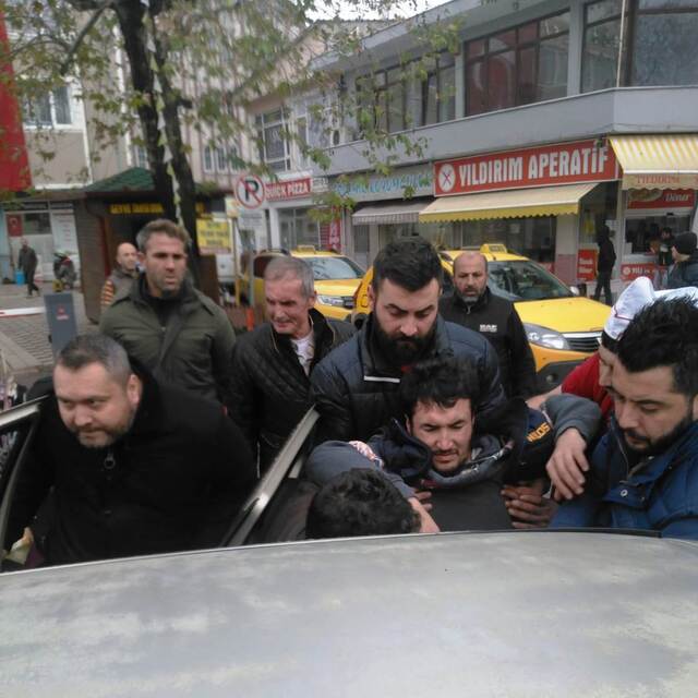 Uyuşturucunun etkisiyle 3 kişiyi bıçakla yaraladı