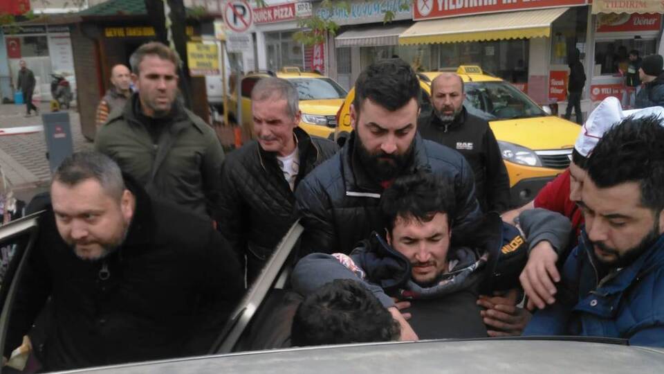 Uyuşturucunun etkisiyle 3 kişiyi bıçakla yaraladı
