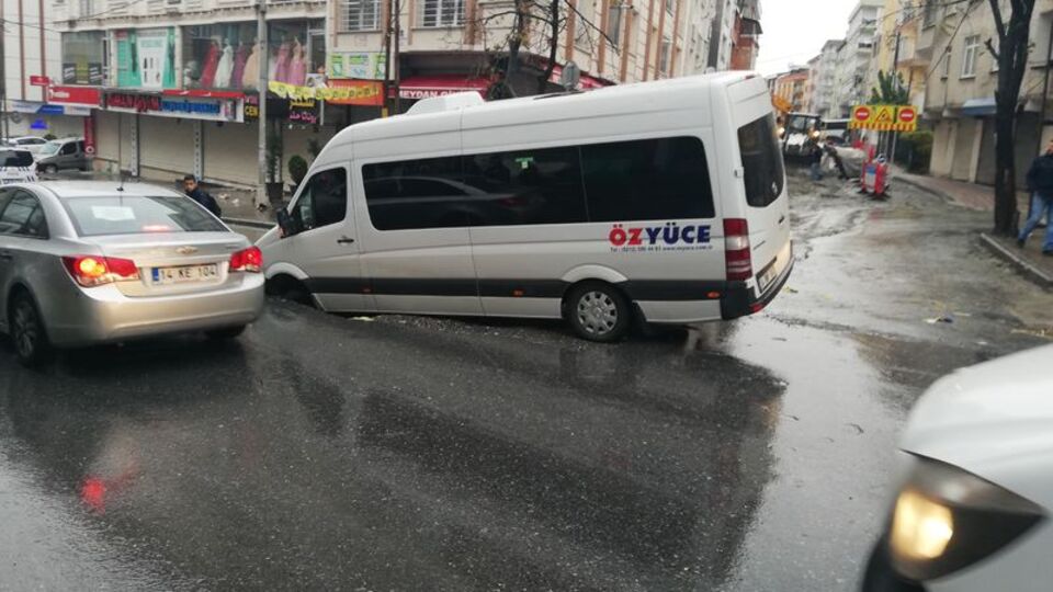 İstanbul ve Tekirdağ'da yol çöktü!