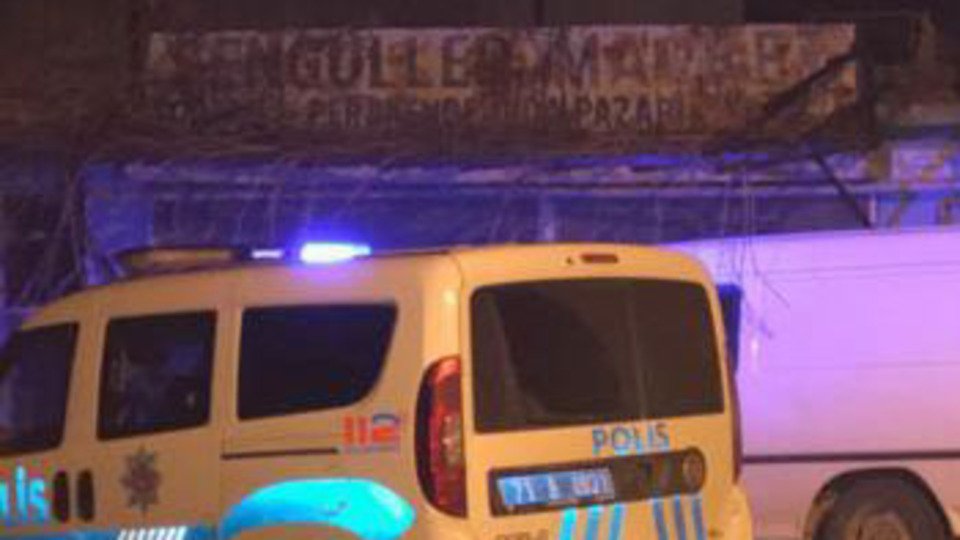 Evlerinin önünde baba oğula silahlı saldırı: Ölü ve yaralı var